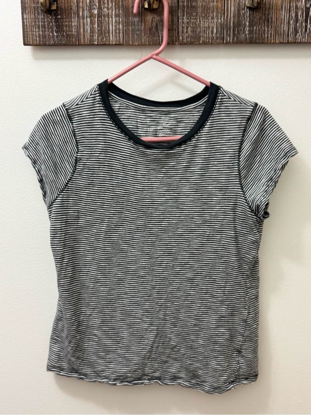 Universal Thread black and white striped crewneck t-shirt medium